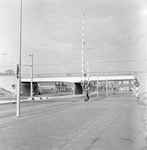 169179 Gezicht op het nieuwe spoorviaduct over de Cartesiusweg / St. Josephlaan te Utrecht, met op de voorgrond de ...